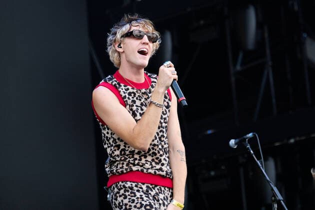 Isle of Wight Festival - Lona Konzert September 17, 2021, Newport, United Kingdom: John Clancy, lead singer with English alternative rock band LONA performs live on stage during the opening ceremony of the Isle of Wight festival. Newport United Kingdom - ZUMAs197 20210917_zaa_s197_281 Copyright: xDawnxFletcher-Parkx