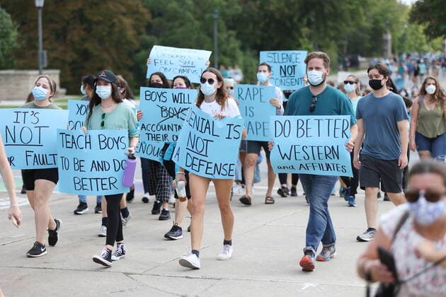 Kanada, Proteste gegen sexuelle Gewalt gegen Frauen an der Western University, London September 17, 2021, London, on, Canada: Western University students march during a walkout in support of sexual assault survivors, in London, Ont., Friday, Sept. 17, 2021. London Canada - ZUMAc35_ 20210917_zaf_c35_031 Copyright: xNicolexOsbornex