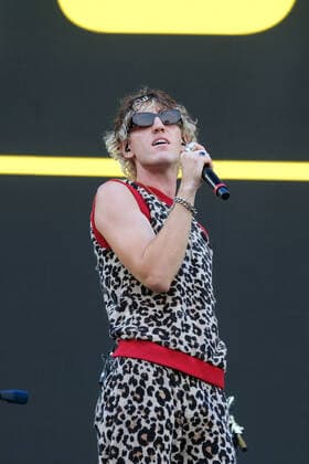 Isle of Wight Festival - Lona Konzert September 17, 2021, Newport, United Kingdom: John Clancy, lead singer with English alternative rock band LONA performs live on stage during the opening ceremony of the Isle of Wight festival. Newport United Kingdom - ZUMAs197 20210917_zaa_s197_284 Copyright: xDawnxFletcher-Parkx
