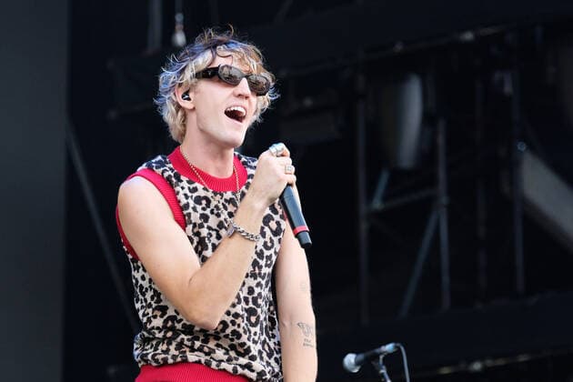 Isle of Wight Festival - Lona Konzert September 17, 2021, Newport, United Kingdom: John Clancy, lead singer with English alternative rock band LONA performs live on stage during the opening ceremony of the Isle of Wight festival. Newport United Kingdom - ZUMAs197 20210917_zaa_s197_285 Copyright: xDawnxFletcher-Parkx