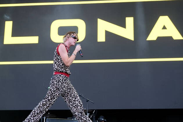 Isle of Wight Festival - Lona Konzert September 17, 2021, Newport, United Kingdom: John Clancy, lead singer with English alternative rock band LONA performs live on stage during the opening ceremony of the Isle of Wight festival. Newport United Kingdom - ZUMAs197 20210917_zaa_s197_286 Copyright: xDawnxFletcher-Parkx