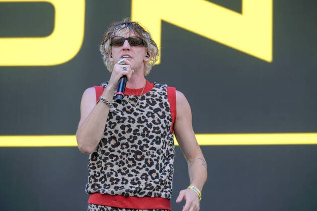 Isle of Wight Festival - Lona Konzert September 17, 2021, Newport, United Kingdom: John Clancy, lead singer with English alternative rock band LONA performs live on stage during the opening ceremony of the Isle of Wight festival. Newport United Kingdom - ZUMAs197 20210917_zaa_s197_287 Copyright: xDawnxFletcher-Parkx