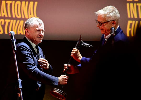 Entertainment Bilder des Tages Filmfest Febiofest in Prag - Mike Downey erhält Kristian Award British producer Mike Downey, left, receives Kristian Award from British director Stephen Daldry during the opening of the International film Festival Febiofest in Prague, Czech Republic, September 17, 2021. (CTKxPhoto RomanxVondrous) CTKPhotoP2021091707682  vnd 6