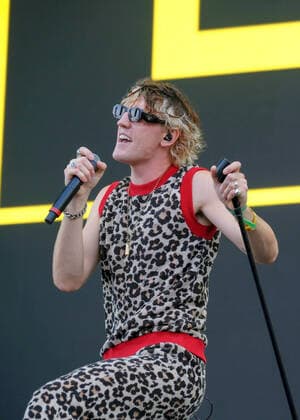 Isle of Wight Festival - Lona Konzert September 17, 2021, Newport, United Kingdom: John Clancy, lead singer with English alternative rock band LONA performs live on stage during the opening ceremony of the Isle of Wight festival. Newport United Kingdom - ZUMAs197 20210917_zaa_s197_288 Copyright: xDawnxFletcher-Parkx