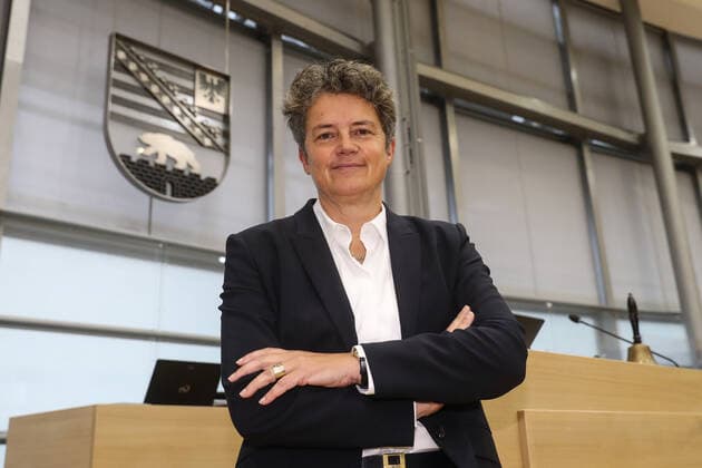 Infrastrukturministerin Dr. Lydia Hueskens Hüskens (FDP,Sachsen Anhalt) - Sitzung im Landtag von Sachsen Anhalt mit dem Thema Abellio Insolvenz - öffentlicher Regionalverkehr sichern, ausbauen und in öffentlicher Hand geben *** Infrastructure Minister Dr Lydia Hueskens Hüskens FDP,Saxony Anhalt meeting in the Saxony Anhalt state parliament with the topic Abellio insolvency public regional transport secure, expand and give in public hands