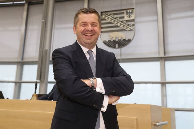 Wirtschaftsminister Sven Schulze (CDU,Sachsen Anhalt) - Sitzung im Landtag von Sachsen Anhalt mit dem Thema Abellio Insolvenz - öffentlicher Regionalverkehr sichern, ausbauen und in öffentlicher Hand geben *** Minister of Economic Affairs Sven Schulze CDU,Saxony Anhalt Session in the Saxony Anhalt State Parliament on the subject of Abellio insolvency secure public regional transport, expand it and put it in public hands