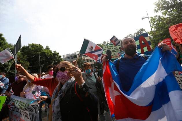 Mexiko, Kubas Präsident Miguel Diaz-Canel zu Gast in Mexiko-Stadt People welcome Cuban President Miguel Diaz-Canel outside the Cuban Embassy in Mexico City, Mexico, 17 September 2021. Cuban opponents on Friday faced Mexicans who showed their support for Cuban President Miguel Diaz-Canel in front of the Cuban Embassy in Mexico City, where he went in a heated environment due to the support of Mexican President Andres Manuel Lopez Obrador for his regime. Clashes in Mexico due to the arrival of Cuban President Diaz-Canel !ACHTUNG: NUR REDAKTIONELLE NUTZUNG!  Copyright: xSashenkaxGutierrezx MEX1772 20210917-497975f931bdc9256937ddd2285526897b2614a3