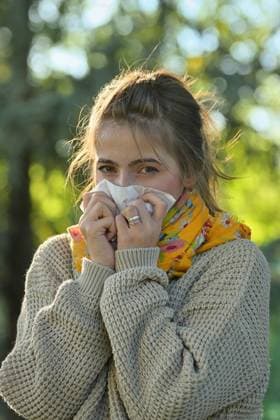 erkältung,grippe,nase putzen,erkältet,krank,krankheit,krankheiten,nase schneuzen,nase schnäuben,schneuzen,schnupfen,schnäuben,schnäuzen *** cold virus,flu,blow nose,influenza,blow noses pr8-lci ,model released, Symbolfoto