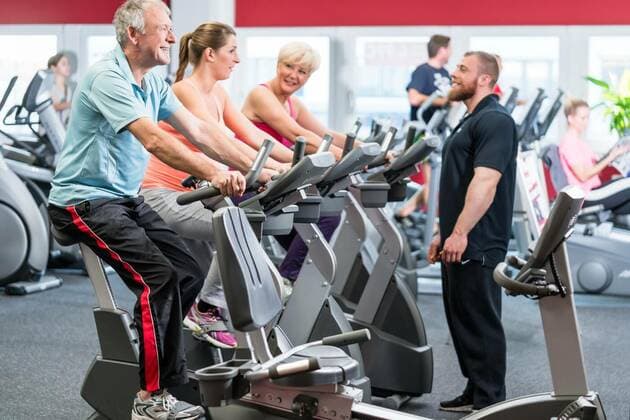  Group spinning with personal trainer in gym model released, Symbolfoto, 11.10.2020, Copyright: xKzenonx Panthermedia21501737
