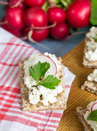 IMAGO Creative, Sommer, Food, Radieschen knäckebrot,frischkäse,knäcke,knäckebrote *** crispbread,cream cheese,crispbreads,cream cheeses sj8-gl0