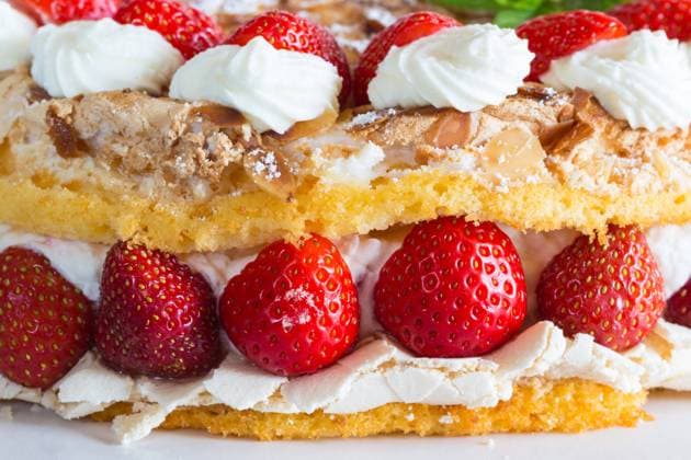 erdbeeren,sahne,erdbeertorte,baisertorte,erdbeere,schlagobers,erdbeerkuchen,erdbeertorten,torte,torten *** strawberries,cream,strawberry tart,meringue pie,strawberry,creams,strawberry tarts sj8-gr1