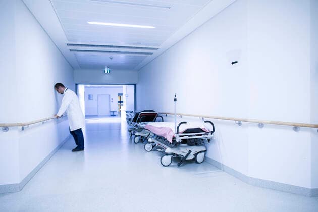 IMAGO Creative: Gesundheit, Burnout Stressed doctor with head down in hospital corridor, 15.09.2014, Copyright: xSigridxGombertx, model released, wearing,leaning forward,waiting,working,copy space,full length,side view,adversity,bad news,overwork,problem,stress,exhaustion,authority,responsibility,hygiene,anxiety,disappointment,overwhelmed,worry,stethoscope,stretcher,40 to 44 years,caucasian ethnicity,male,man,only one mature man,one person,doctor,radiologist,corridor,indoors,hospital,lab coat,protective clothing,medical,science,clinic,only male,radiology,healthcare,head down,September 2014 Release,Waiting,Working,Caucasian Ethnicity,Mature Adult,40-44 Years,Male,Men,Healthcare Occupation,Physician,Radiologist,Adversity,Amazement,Awe,Anxiety,Authority,Disappointment,Emotion Ref:IS09AL081