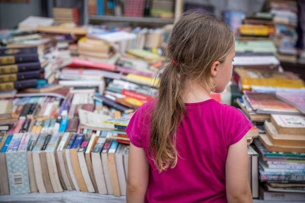 IMAGO Nature: Unsere Erde, Umweltverträgliche Herausforderungen, Recycling mädchen,bücher,flohmarkt,buch,flohmärkte,trödel,trödelmarkt,trödelmärkte *** girl,books,flea market,girls,book,flea markets uxj-i4d ,model released, Symbolfoto