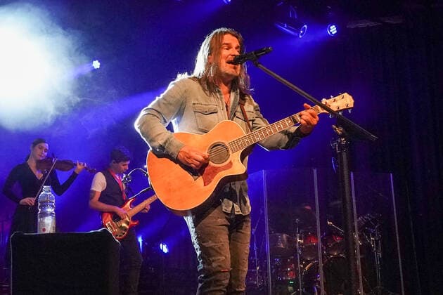 Ray Wilson and his band performed at the Mörfelder Bürgerhaus Mörfelden Walldorf 17 09 2021 Ray Wilson concert