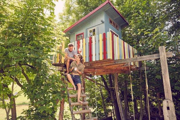 IMAGO Creative, Leben im Bamhaus Young couple sitting on ladder of tree house, 29.06.2015, Copyright: xStefanxSchuetzx, model released, , property released, wearing,colorful,home ownership,solitude,adventure,escape,creativity,individuality,togetherness,affection,contented,friendship,happiness,love,pride,relaxation,getting away from it all,tree,ladder,wood,young adult,20 to 24 years,caucasian ethnicity,female,woman,young woman,male,man,young man,heterosexual couple,two people,step,outdoors,garden,tree house,summer,day,casual clothing,sitting,smiling,lifestyle,leisure,homemade,July 2015 Release,Sitting,Caucasian Ethnicity,Young Adult,20-24 Years,Female,Women,Young Women,Young Adult Woman,Male,Men,Young Men,Couple,Heterosexual Couple,Adventure,Creativity,Escape,Home Ownersh Ref:IS09AS20M