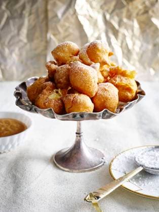 Bunuelos piled into silver serving dish dusted with icing sugar, 24.08.2015, Copyright: xBRETTxSTEVENSx food consumption,focus on foreground,still life,studio shot,abundance,decadence,indulgence,fresh,serving dish,sieve,stack,silver,medium group of objects,indoors,celebrations,sweet flavor,sugary,baked,dessert,south american food,icing sugar,nobody,consumption,delicious,sweet food,south american culture,comfort food,dipping sauce,opulent,August 2015 Release,bunuelos,dusted,Consuming Food,Customer,Abundance,Celebration,Freshness,Indulgence,Decadence,Wealth,Opulence,Stack,Medium Group Of Objects,No People,Selective Focus,Focus On Foreground,Food,Sugar,Icing Sugar,Cooked,Baked,Dessert,Sweet Food,World Cuisine,American Cuisine,Sieve,Dish,Sym Ref:IS09AT0PX