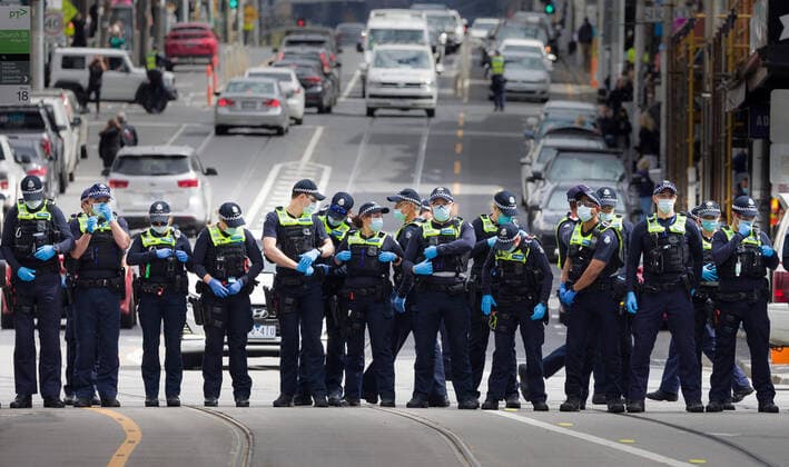 September 18, 2021, Melbourne, Victoria, Australia: Police block traffic and prepare to confront anti-lockdown protesters at a Worldwide Rally for Freedom protest in Melbourne, Australia. Melbourne Australia - ZUMAl303 20210918_zaf_l303_008 Copyright: xSydneyxLowx
