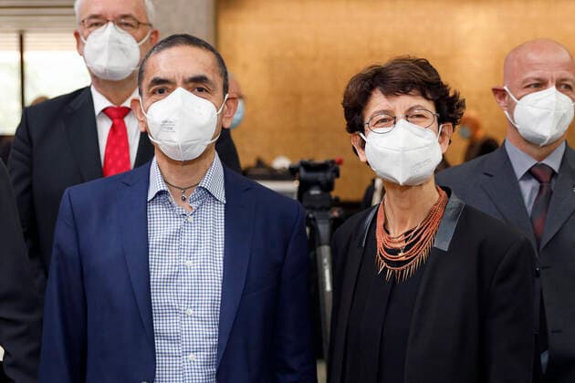 Ugur Sahin and Özlem Türeci, the founders of the biotechnology company Biontech, at the award of the honorary doctorate of the Medical Faculty of the University of Cologne and the entry in the Golden Book of the City of Cologne Cologne, 17 09 2021 Foto:xC.xHardtx xFuturexImage