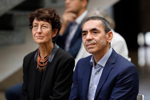 Özlem Türeci and Ugur Sahin, the founders of the biotechnology company Biontech, at the award of the honorary doctorate of the Medical Faculty of the University of Cologne and the entry in the Golden Book of the City of Cologne Cologne, 17 09 2021 Foto:xC.xHardtx xFuturexImage