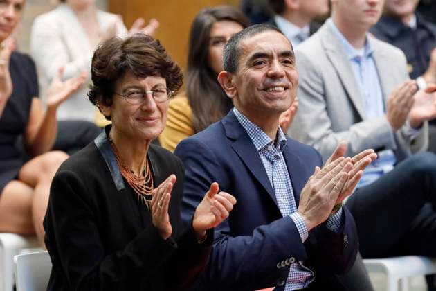 Özlem Türeci and Ugur Sahin, the founders of the biotechnology company Biontech, at the award of the honorary doctorate of the Medical Faculty of the University of Cologne and the entry in the Golden Book of the City of Cologne Cologne, 17 09 2021 Foto:xC.xHardtx xFuturexImage