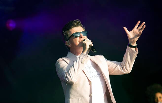 . 18 09 2021. Newbury, United Kingdom. Singer Rick Astley at Newbury races, where he performed in a concert after the race meeting.  xi-Imagesx IIM-22583-0051