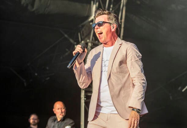 . 18 09 2021. Newbury, United Kingdom. Singer Rick Astley at Newbury races, where he performed in a concert after the race meeting.  xi-Imagesx IIM-22583-0053