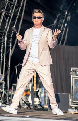 . 18 09 2021. Newbury, United Kingdom. Singer Rick Astley at Newbury races, where he performed in a concert after the race meeting.  xi-Imagesx IIM-22583-0040