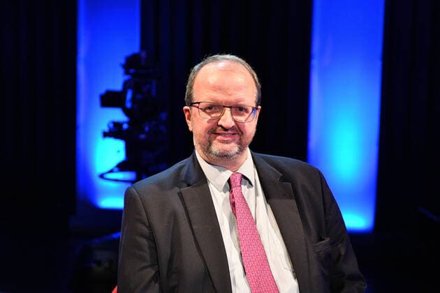 Im SR Fernsehen trefen sich am Donnerstag (16.9.2021) die Saarländischen Spitzenkandidaten zum TV Duell: Thomas Lutze (linke, hier im Bild), Christian Wirth (AfD), Annegret Kramp-Karrenbauer (CDU), Moderador Roman Bonnaire, Oliver Luksic (FDP), Moderatorin Armgard Müller-Adams und Heiko Maas (SPD). *** In the SR television meet on Thursday 16 9 2021 the Saarland top candidates to the TV duel Thomas Lutze left, here in the picture, Christian Wirth AfD, Annegret Kramp Karrenbauer CDU, moderator Roman Bonnaire, Oliver Luksic FDP, moderator Armgard Müller Adams and Heiko Maas SPD bub