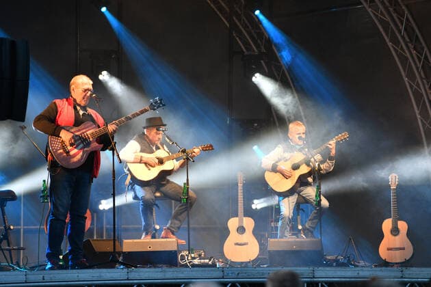 On the slagheap in Ensdorf the band Simply Unplugged plays on Saturday 18 9 2021 under the Saar Polygon for the 5th anniversary of the construction of this monument to Saar mining. bub