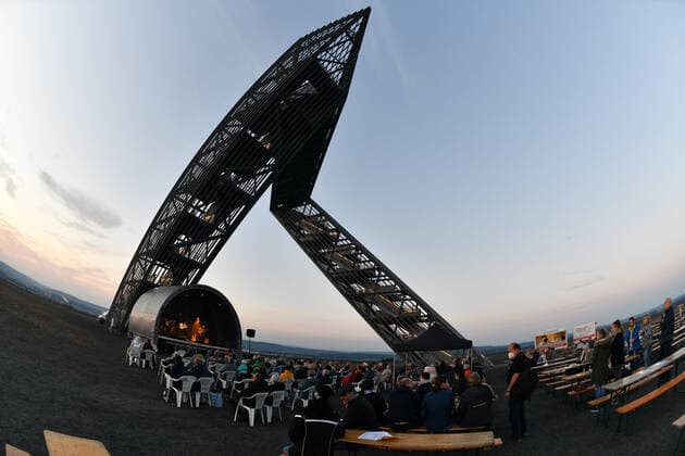 On the slagheap in Ensdorf the band Simply Unplugged plays on Saturday 18 9 2021 under the Saar Polygon for the 5th anniversary of the construction of this monument to Saar mining. bub