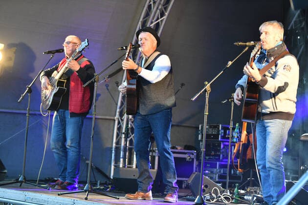 On the slagheap in Ensdorf the band Simply Unplugged plays on Saturday 18 9 2021 under the Saar Polygon for the 5th anniversary of the construction of this monument to Saar mining. bub