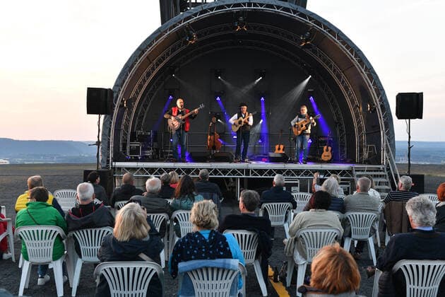 On the slagheap in Ensdorf the band Simply Unplugged plays on Saturday 18 9 2021 under the Saar Polygon for the 5th anniversary of the construction of this monument to Saar mining. bub