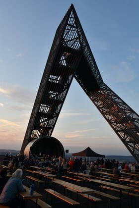 On the slagheap in Ensdorf the band Simply Unplugged plays on Saturday 18 9 2021 under the Saar Polygon for the 5th anniversary of the construction of this monument to Saar mining. bub