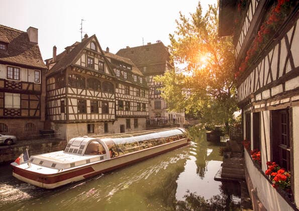 Canal boat ferrying tourists on canal, Strasbourg, France, 06.06.2016, Copyright: xWALTERxZERLAx elevated view,reflection,history,tourist,large group of people,architecture,landmark,france,strasbourg,outdoors,canal,river,water,french culture,tourism,travel,sunset and sunrise,transport,barge,tourboat,cruise ship,ferry,traditional culture,travel destination,residential structure,medieval city,medieval architecture,residential area,June 2016 Release,buildings,Tourist,Landmark,Large Group Of People,France,Alsace,Strasbourg,High Angle View,Symbol,Orthographic Symbol,Numeral,District,Housing Development,Residential Structure,Nautical Vessel,Ferry,Boat,Barge,Recreational Boat,Tour Boat,Ship ,Passenger Ship,Cruise Ship,Light,Light Effect,Reflect Ref:IS09AY5CD