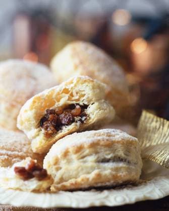 Puff pastry minced pies, dusted with icing sugar, on vintage plate, christmas fairy lights in background, 20.06.2016, Copyright: xDianaxMillerx close-up,differential focus,still life,studio shot,temptation,unhealthy eating,traditional,festive,generosity,luxury,indulgence,fresh,vintage,plate,indoors,celebrations,christmas,food-and-drink,food,mince pie,fruit,organic food,icing sugar,nobody,nutrition,homemade,ready-to-eat,treat,quality,delicious,decorative light,vegetarian food,sweet food,puff pastry,shallow focus,dusted,June 2016 Release,Celebration,Enjoyment,Festivity,Freshness,Generosity,Indulgence,Luxury,Quality,Temptation,Traditional,Homemade,No People,Old-Fashioned,Vintage,Christmas,Close-Up,Selective Focus,Food,Sugar,Icing Sugar,Doug Ref:IS09AZ3VQ