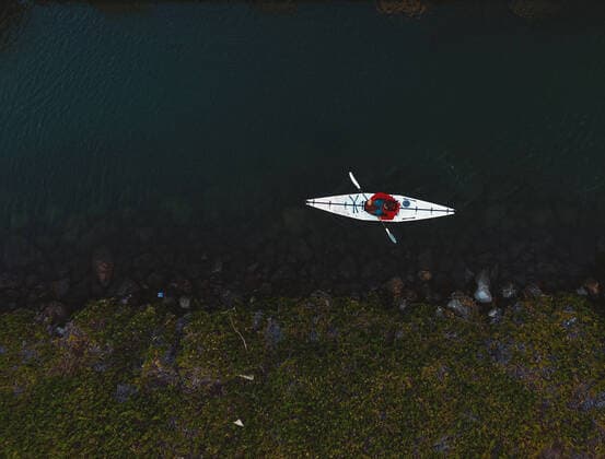 IMAGO Creative: Sommer Sport - Strand Man kayaking in ocean, San Francisco, California, USA, 10.10.2016, Copyright: xPeterxAmendx, model released, overhead view,adventure,getting away from it all,male,man,only one man,one person,united states of america,california,san francisco,outdoors,coast,sea,sport,kayaking,kayak,adventure travel,shallow,wanderlust,November 2016 Release,Male,Men,Adventure,Getting Away From It All,Shallow,One Person,USA,California,Northern California,San Francisco,High Angle View,Symbol,Orthographic Symbol,Numeral,Nautical Vessel,Boat,Kayak,Coastline,Flowing Water,Ocean,Outdoors,Kayaking,Travel,Man,Wanderlust Ref:IS09B2G5J