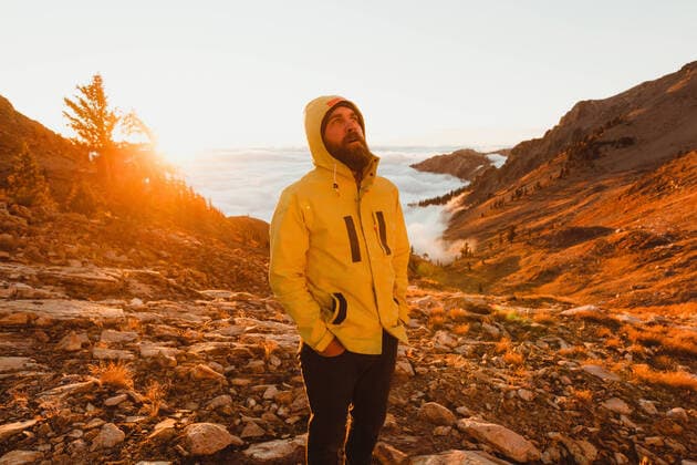 IMAGO Creative: Neue Aussichten Male hiker looking up from rocky landscape, Mineral King, Sequoia National Park, California, USA, 30.11.2016, Copyright: xPeterxAmendx, model released, wearing,recreation,hiking,gazing,looking up,yellow,three quarter length,solitude,adventure,contemplation,rocks,20 to 24 years,young man,only one young man,hiker,one person,united states of america,california,outdoors,mountain,day,dawn,anorak,jeans,travel,vacation,backpacking,sunset and sunrise,active lifestyle,great outdoors,travel destination,alone,landscape,remote,enjoyment,only male,beauty in nature,sequoia national park,above the clouds,wanderlust,December 2016 Release,outdoor clothing,mineral king,Thinking,Contemplation,Looking Up,Young Adult,20-24 Years,Male,Men,Young Men,Adventure, Ref:IS09B3B4V