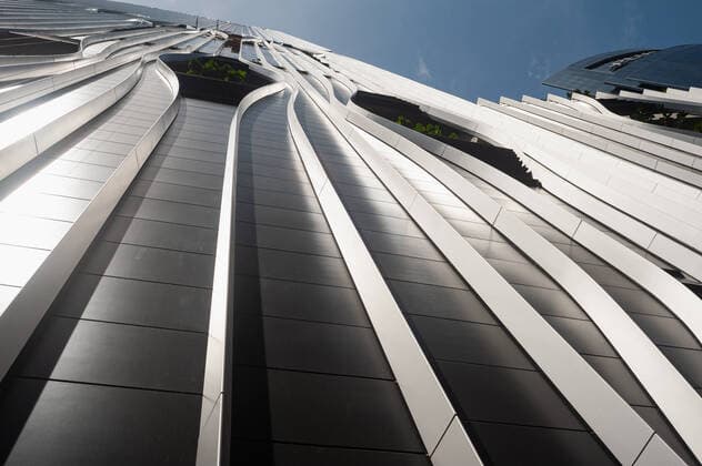 Creative Highlights World 15.09.2021, Singapur, Republik Singapur, Asien - Aussenansicht des neuen 280m hohen Singapore Tower Wolkenkratzers im Geschaeftszentrum am Raffles Place, entworfen vom daenischen Architekturbuero BIG (Bjarke Ingels Group). *** 15 09 2021, Singapore, Republic of Singapore, Asia Exterior view of the new 280m high Singapore Tower skyscraper in the Raffles Place business centre, designed by Danish architectural firm BIG Bjarke Ingels Group.