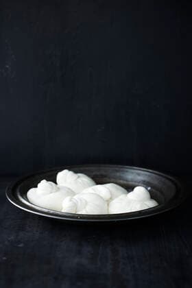Bowl of burratta cheese, 06.09.2017, Copyright: xBRETTxSTEVENSx dark background,white color,still life,studio shot,luxury,fresh,torn,bowl,indoors,food-and-drink,cheese,italian food,nobody,organic,soft cheese,buffalo mozzarella,burrata,September 2017 Release,Freshness,Luxury,Damaged,Torn,No People,Food,Dairy Product,Cheese,World Cuisine,Italian Cuisine,Ball,Bowling Ball,Bowl,Symbol,Orthographic Symbol,Numeral,Indoors,Studio Shot,Still Life,Organic Ref:IS09B81F5