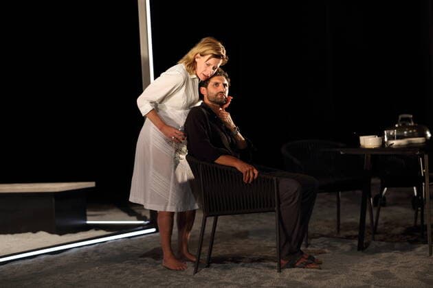 Caroline Peters (als Christina) und Renato Schuch (als Michael) während der Fotoprobe für das Stück ödipus in der Schaubühne am Lehniner Platz in Berlin, 18. September 2021. Von Maja Zade. Regie Thomas Ostermeier. Bühne Jan Pappelbaum. Kostüme Angelika Götz. Premiere ist am 19. September 2021. Schaubühne Berlin ödipus *** Caroline Peters as Christina and Renato Schuch as Michael during the photo rehearsal for the play Oedipus at the Schaubühne am Lehniner Platz in Berlin, 18 September 2021 By Maja Zade Directed by Thomas Ostermeier Stage Jan Pappelbaum Costumes Angelika Götz Premiere is 19 September 2021 Schaubühne Berlin Oedipus