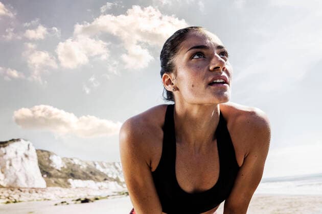 IMAGO Creative: Sport Dichotomien - Land und Wasser IMAGO Creative: Resilienz Exhausted young female runner taking a break on beach, 06.10.2017, Copyright: xIgorxEmmerichx, model released, sweating,wearing,running,leaning forward,recreation,front view,head and shoulders,exhaustion,determination,preparation,athleticism,fitness,freedom,healthy lifestyle,motivation,well being,nature,caucasian ethnicity,female,woman,young woman,only one young woman,one person,runner,united kingdom,kent,folkestone,outdoors,coast,beach,sea,day,sportswear,hair back,sunlight,water,taking a break,sport,sky,blue sky,active lifestyle,only female,crop top,out of breath,October 2017 Release,Running,Resting,Taking A Break,Caucasian Ethnicity,Female,Women,Young Women,Young Adult Woman,Athlete,Runner,Determination,Freedom,Motivation,Preparation,W Ref:IS09B8JO1