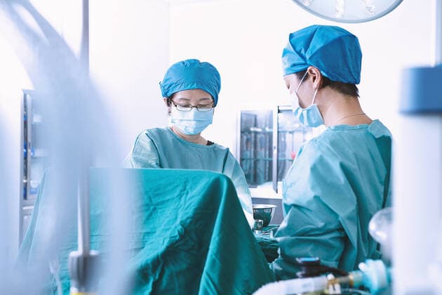 Surgeons performing surgery in maternity ward operating theatre, 04.12.2017, Copyright: xPhilippexRoyx, model released, , property released, wearing,working,head and shoulders,concentration,intensity,responsibility,cooperation,dedication,efficiency,hygiene,skill,teamwork,chinese ethnicity,caucasian ethnicity,multi-ethnic group,female,woman,mature woman,mid adult woman,only women,colleague,medical occupation,surgeon,indoors,hospital,operating theatre,eyeglasses,surgical cap,surgical scrubs,protective clothing,surgical mask,modern,surgery,patient,maternity,only female,healthcare,medical science,December 2017 Release,private healthcare,maternity ward,womens health,Thinking,Concentration,Working,Asian Ethnicity,Chinese Ethnicity,Caucasian Eth Ref:IS09B9G04