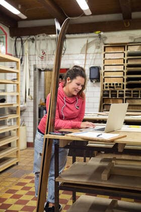IMAGO Creative: Sport Start-Up Woman in workshop, using laptop, skis leaning against counter beside her, 19.01.2018, Copyright: xManuelax, model released, , property released, making,using,working,small business,concentration,connections,craft,focus concept,creativity,development,skill,skiing equipment,ski,snowboard,tool,workbench,young adult,25 to 29 years,female,woman,young woman,only one young woman,one person,indoors,workshop,austria,tyrol,shop,day,communication,standing,industry,technology,laptop computer,craftsman,worker,craftswoman,handmade,innsbruck,leaning against,maker culture,January 2018 Release,Making,Standing,Thinking,Concentration,Working,Young Adult,25-29 Years,Female,Women,Young Women,Young Adult Woman,Craftsman,Manual Worker,Connection,Creativity,Deve Ref:IS09B9R8I