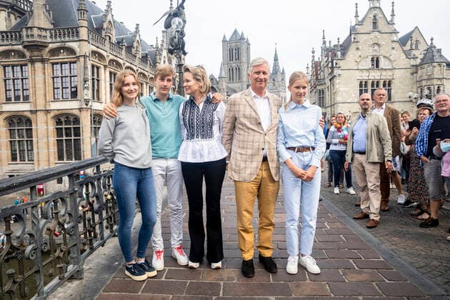 Bilder des Jahres 2021, Entertainment 09 September Entertainment Themen der Woche KW37 Entertainment Bilder des Tages Crown Princess Elisabeth, Prince Emmanuel, Queen Mathilde of Belgium, King Philippe - Filip of Belgium and Princess Eleonore pose for the photographer at the Car Free Sunday in the Gent city center, Sunday 19 September 2021. In several cities and towns across Belgium a Sunday without cars or other motorized transport is organized. Belgian royal family visit Gent in bike today.  HATIMxKAGHAT 3091941