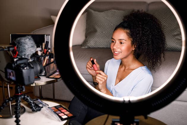 IMAGO Creative: Digitale Welt, Social Commerce Young influencer making review for lipstick in living room Copyright: xxArermxVarnitsinx