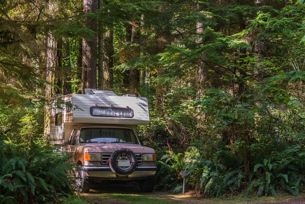 Camper van parked on forest track, Quadra Island, Campbell River, Canada, 21.11.2018, Copyright: xAlexxEggermontx camping,adventure,freedom,getting away from it all,tree,canada,british columbia,outdoors,rural,forest,summer,day,dirt track,nobody,travel,road trip,vacation,transport,recreational vehicle,adventure travel,parked,peace and quiet,travel destination,campbell river,vancouver island,on the road,November 2018 Release,quadra island,Camping,Adventure,Freedom,Getting Away From It All,Stationary,No People,Canada,British Columbia,Tree,Symbol,Orthographic Symbol,Numeral,Thoroughfare,Road,Rural Road,Dirt Road,Motor Vehicle,Mobile Home ,Woodland,Forest,Non-Urban Scene,Rural Scene,Outdoors,Summer,Day,Travel,Place Of Interest,Travel Destinat Ref:IS09BT45I
