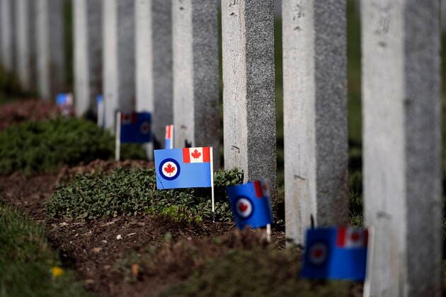 News Bilder des Tages September 19, 2021, Ottawa, ON, CAN: RCAF flags are seen in front of the gravestones of veterans who served during the era of the Battle of Britain, during a ceremony marking its 81st anniversary at Beechwood National Military Cemetery, in Ottawa, on Sunday, Sept. 19, 2021. Ottawa CAN  - ZUMAc35_ 20210919_zaf_c35_015 Copyright: xJustinxTangx