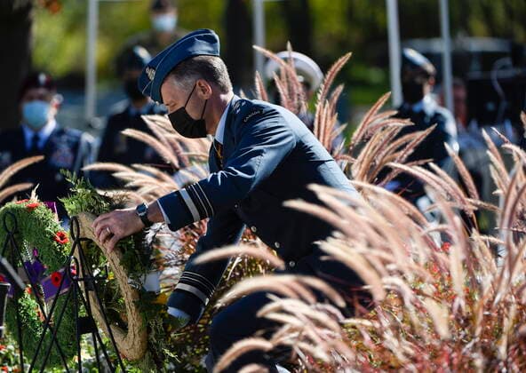 September 19, 2021, Ottawa, ON, CAN: Lieutenant-General Al Meinzinger lays a wreath at a ceremony marking the 81st anniversary of the Battle of Britain at Beechwood National Military Cemetery, in Ottawa, on Sunday, Sept. 19, 2021. Ottawa CAN  - ZUMAc35_ 20210919_zaf_c35_018 Copyright: xJustinxTangx
