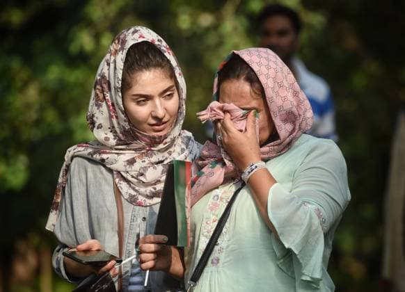 Frauen unter dem Taliban Regime in Afghanistan NEW DELHI, INDIA SEPTEMBER 19: An Afghan woman breaks down during a peace protest against Taliban?s treatment of women and children in Afghanistan, at Jangpura, in New Delhi, India. (Photo by Sanchit Khanna Hindustan Times ) Afghan Nationals Protest Against Taliban in Delhi