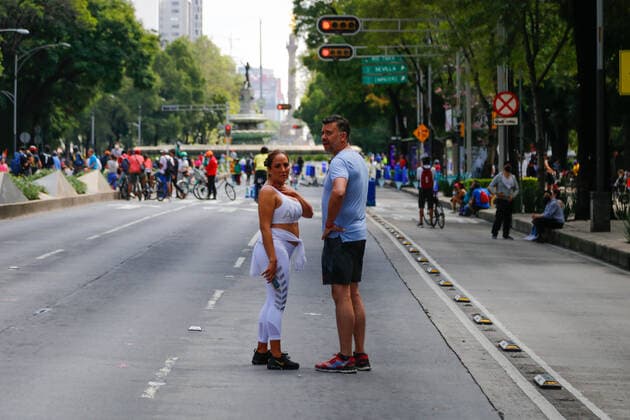 September 18, 2021, Mexico City, Mexico: People who attended the bike ride in Reforma Avenue wait for the National Earthquake Drill..With a simulated scenario of a 7.2-degree earthquake with an epicenter in Acatlan de Osorio, Puebla, the Second National Drill 2021 was carried out, in commemoration of the 36th anniversary of the 1985 earthquake and the one that occurred in 2017. Mexico City Mexico - ZUMAs197 20210918_zaa_s197_556 Copyright: xGuillermoxDiazx
